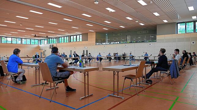 Abstand gewahrt: Zur ersten Sitzung nach dem Lock-down traf sich der Bonndorfer Gemeinderat in der Stadthalle.
