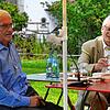 Arnold Stadler (links) liest 2022 in Menningen in der Reihe „Heimatnah“ aus seinen ersten erzählenden Werken und kommt mit Anton Philipp ...