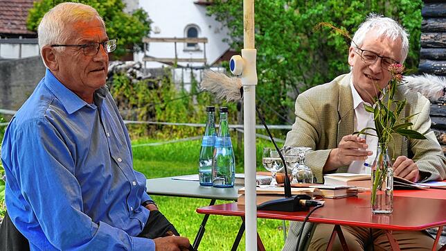 Arnold Stadler (links) liest 2022 in Menningen in der Reihe „Heimatnah“ aus seinen ersten erzählenden Werken und kommt mit Anton Philipp ...