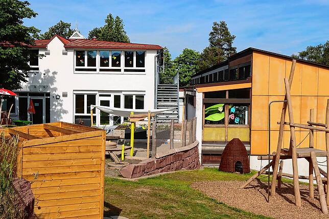 Evangelischer Kindergarten Arche Noah (links) mit Roggenbachschule (rechts) Unterkirnach
