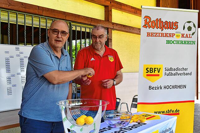 Premiere: Hanspeter Stein (Weil) leitete beim FC Wittlingen erstmals in seiner Funktion als Staffelleiter die Auslosung des ...