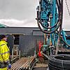 Bohrhelfer Matthias Mößner von der Firma Burkhardt Bohrungen aus Neuweiler arbeitet auf der Baustelle in Staad. Hier bohrt sich ein ...