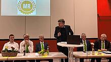Landrat Martin Kistler (stehend) bedankt sich bei den Landwirten für die friedlichen Demonstrationen in den vergangenen Wochen. Bilder: ...