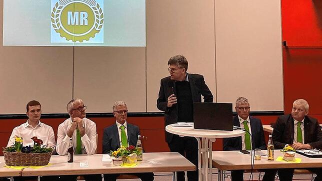 Landrat Martin Kistler (stehend) bedankt sich bei den Landwirten für die friedlichen Demonstrationen in den vergangenen Wochen. Bilder: ...