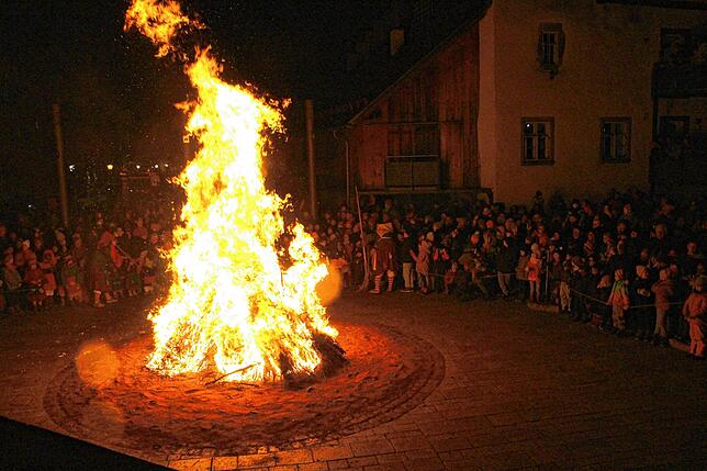 Bild 16: Schaurige Akrobatik: So fliegen die Urhexen übers lodernde Hexenfeuer