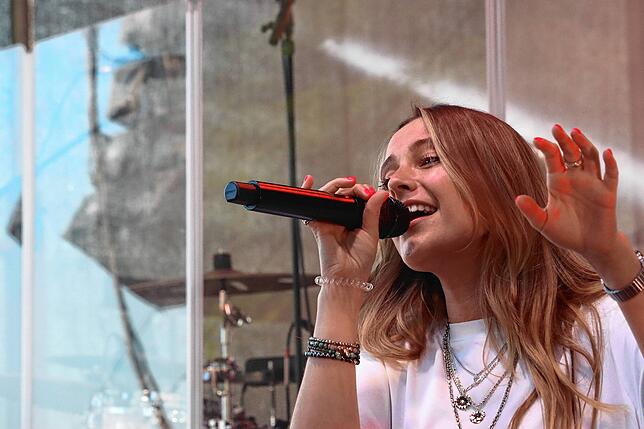 Bild 30: 1500 Fans feiern Sophia beim Sound Beach Festival