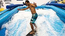 Surfen ohne Ozean: Michael Herms reitet die stehende Welle in Halle B2 ab.