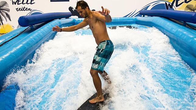 Surfen ohne Ozean: Michael Herms reitet die stehende Welle in Halle B2 ab.