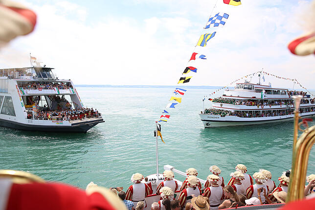 Das Motorschiff "Stuttgart" (vorne), die Autofähre "Euregia" (links) und das Motorschiff "München" holten den Seehas aus den Tiefen des ...