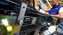 Mitarbeiter von Rolls-Royce Power Systems montieren einen Bahnantrieb. Künftig soll dort auch ein Hybrid-Bahn-Power-Pack zusammengebaut ...