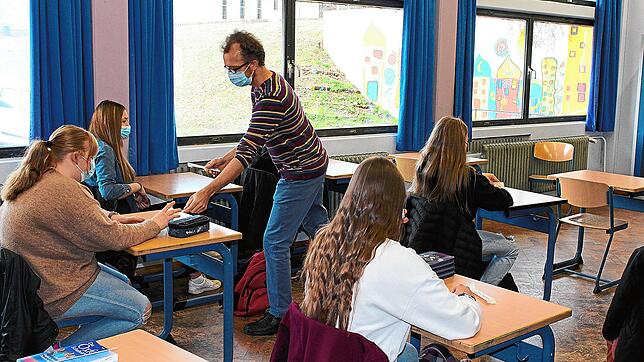 Lehrer Marco Kimmig verteilt in Klasse 9 die Nasentests. Unter seiner Aufsicht führen die Schüler die Tests schließlich eigenständig durch.