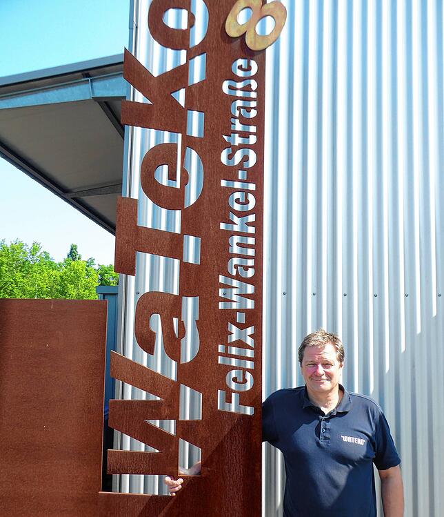 (Archivbild) Jürgen Oexl von der Firma WaTeKo zeigt die Stele, auf der auch der Straßenname steht.