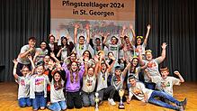 Die Freude in der Zeltlagerrunde ist riesig, als der erste Platz an die Trachtenjugend aus Niedereschach geht. Bild: Gerd Jerger
