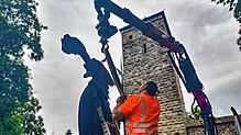 Die stählerne Romäus-Skulptur wird an ihrem neuen Standort in der Villinger Innenstadt montiert.