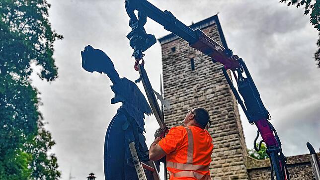 Die stählerne Romäus-Skulptur wird an ihrem neuen Standort in der Villinger Innenstadt montiert.