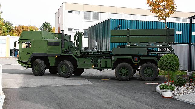 Iris-T SLM: Hinter diesem Begriff verbirgt sich ein Flugabwehrsystem mit Überwachungsradar und einem Feuerleitsystem. Die Lafette (hier ...
