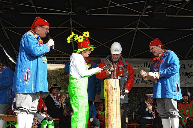 Holzbau können sie auch: Bürgermeisterin Ute Seifried und OB Bernd Häusler beim gemeinschaftlichen Nägel-Einschlagen. Links Zunftmeister ...