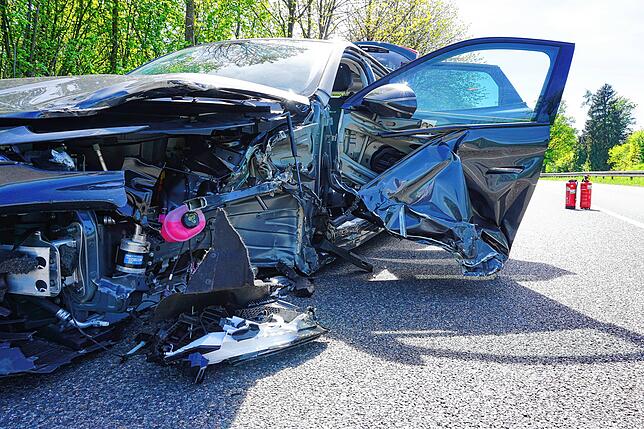 Wo das Vorderrad war, klafft am E-Auto ein Loch.