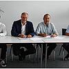 Unterzeichnen den neuen Vertrag für die nächsten drei Jahre (von links): Xhavit Hyseni, Geschäftsführer des Konzertveranstalters Kokon, ...