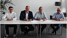 Unterzeichnen den neuen Vertrag für die nächsten drei Jahre (von links): Xhavit Hyseni, Geschäftsführer des Konzertveranstalters Kokon, ...