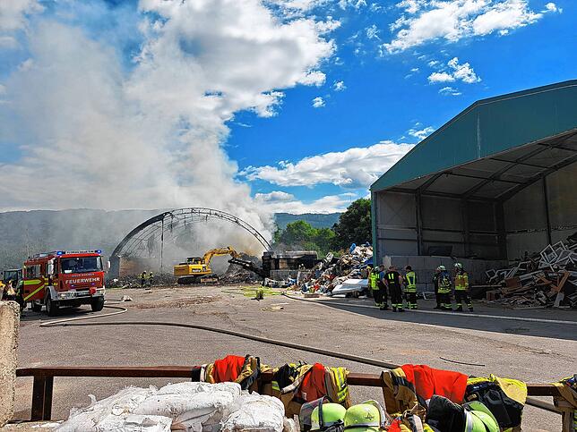 Bild 14: Wehr: Feuer auf der Mülldeponie - Bilder des Einsatzes auf dem Lachengraben