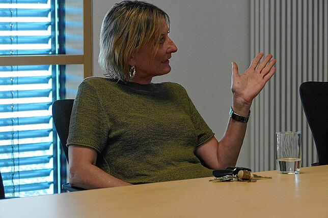 Im Austausch zwischen Kandidatin Ulrike Rothengass mit den Jugendlichen geht es ums Kommulieren und Panaschieren.