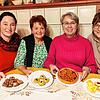 Die Stockacher Landfrauen wissen, wie aus einfachen Zutaten wahre Festtagsfreuden entstehen (von links): Karin Nagel, Luzia Müller, ...