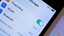 Im Flugzeug sollte das Handy im Flugmodus sein. Doch warum eigentlich?