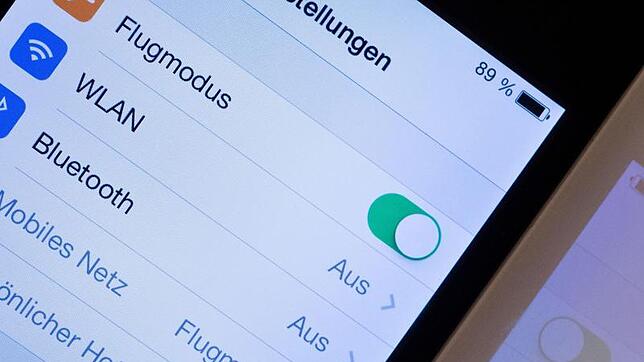 Im Flugzeug sollte das Handy im Flugmodus sein. Doch warum eigentlich?