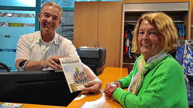 Peter Kroschinsky kennt das Solemar in- und auswendig. Er kann den Gästen, im Bild Stammgast Siglinde Gallik-Jek, jede Frage ...