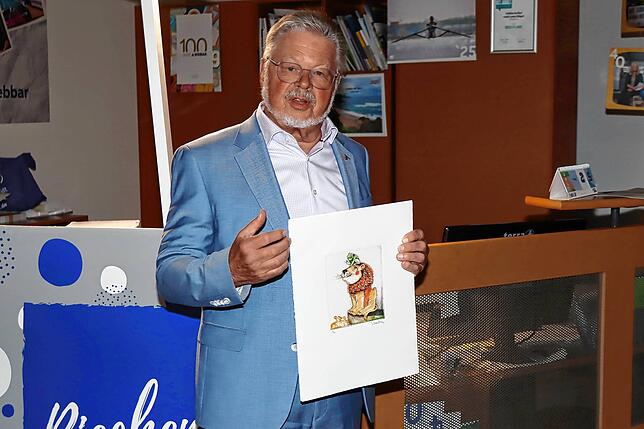 Roland Wehrle zeigt das Original des ersten Tannheimer Löwen, den Künstler Simon Dittrich 1994 für die große Unterstützungsaktion ...