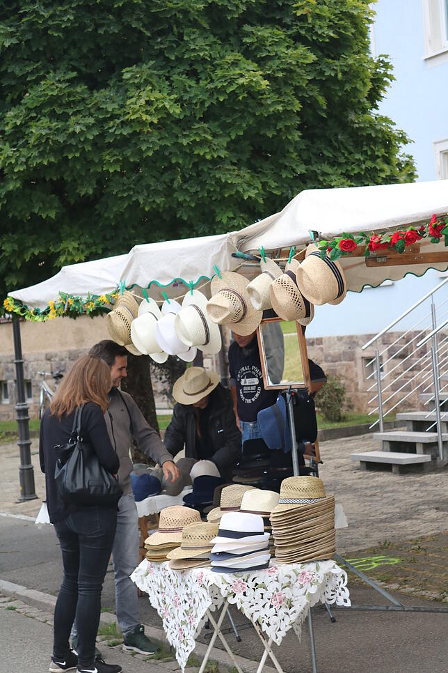 Schauen und probieren: Das kann man bei diesem Stand, der Sommerhüte verkauft, ausgiebig.