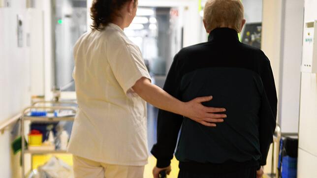 Pflegeberufe werden immer wichtiger, doch es mangelt an Personal. Ist die Pflegekammer die richtige Antwort auf die Herausforderungen ...