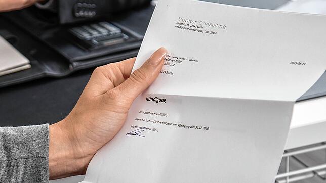 Damit der Jobwechsel reibungslos gelingt, sollten Arbeitnehmer die Kündigungsfristen im Blick haben.