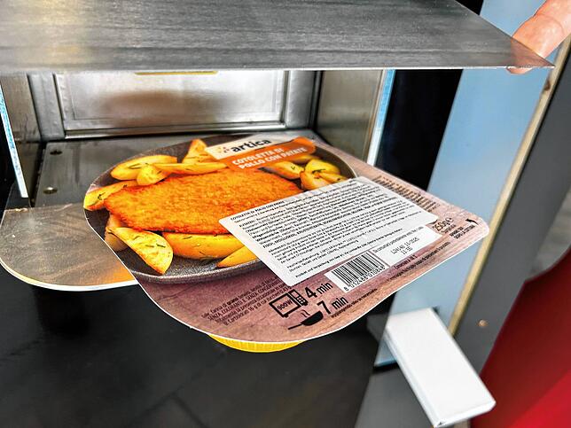 Neben Nudeln hat der Automat auch Hähnchengerichte im Angebot – hier mit Kartoffeln.