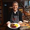 Martina Vogl mit ihrem veganen und glutenfreien Gulasch.