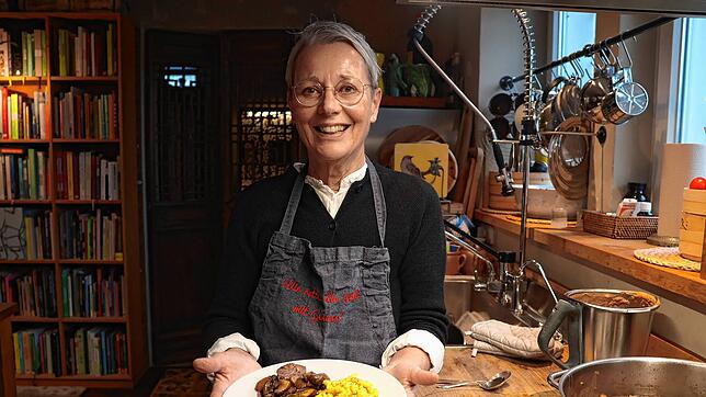 Martina Vogl mit ihrem veganen und glutenfreien Gulasch.
