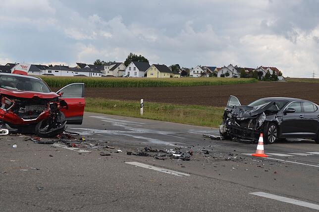 Die beiden beteiligten Fahrzeuge wurden massiv beschädigt.