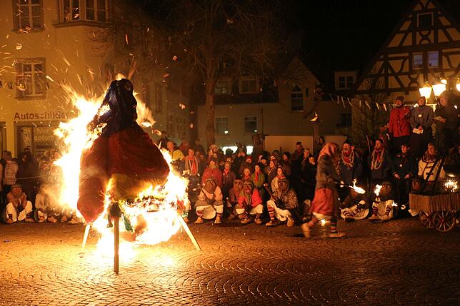 Bild 3: Oje die Fasnet hat ein Loch: Bilder von der Hexenverbrennung in Pfullendorf