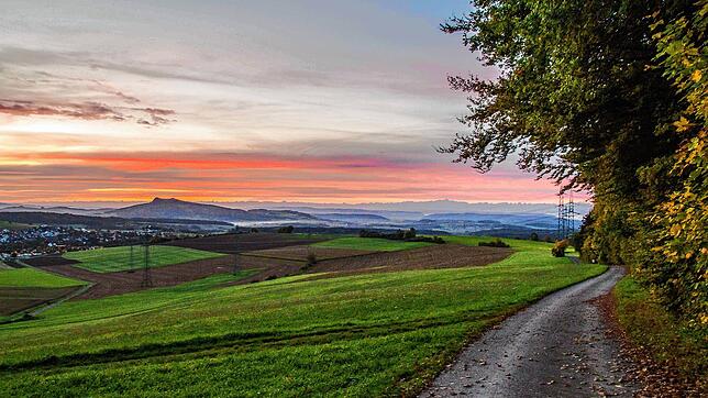 Blick am frühen Morgen durch die klare Tengener Luft. Das Bild wurde im Herbst vom Lochgraben aus aufgenommen. Man sieht den Hohenstoffel.