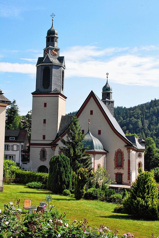 Die barocke Todtmooser Wallfahrtskirche dominiert das Ortsbild.