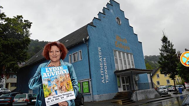 Kerstin Simon, Leiterin des städtischen Kulturamtes in Waldshut-Tiengen, vor dem „Ali-Theater“ in Tiengen. Für die Saison 2024/25 sind ...
