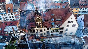 Noch bis in den Abend dauern die Lösch- und Aufräumarbeiten nach dem Brand, der sich am Morgen des 25.07.2024 in der Zollernstraße in ...