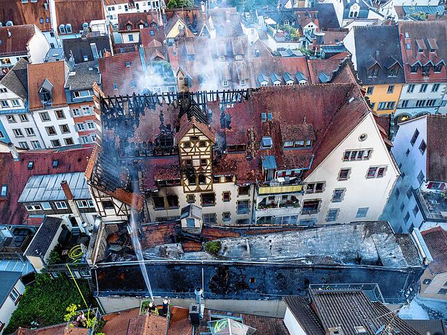 Noch bis in den Abend dauern die Lösch- und Aufräumarbeiten nach dem Brand, der sich am Morgen des 25.07.2024 in der Zollernstraße in ...