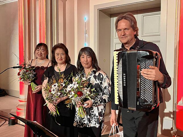Die Künstler des Abends nach ihrer Ehrung (von links): Aya Koyama, Yuko Koyama, Naoko Nebl und Andreas Nebl.