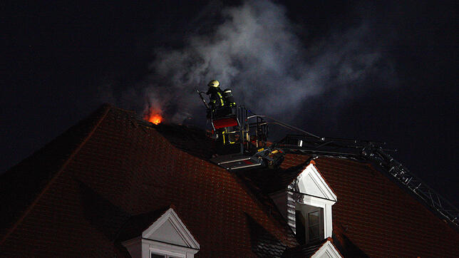 Am Montagabend (28.10.2019) brennt ein Dachstuhl am Münsterplatz in Konstanz. Die Feuerwehr rückt mit 50 Mann an und löscht der Feuer. ...