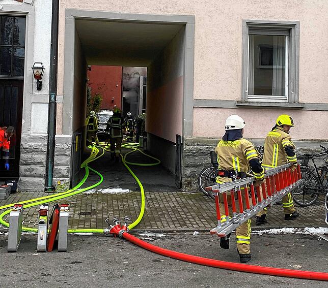 Der Löschangriff der Feuerwehr erfolgt von mehreren Seiten.
