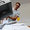Startschuss für die Auszählung der Europawahlstimmen in Donaueschingen. Patrick Bihler leert die Urne im Wahllokale Realschule am ...
