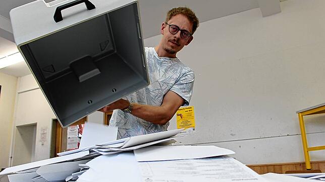 Startschuss für die Auszählung der Europawahlstimmen in Donaueschingen. Patrick Bihler leert die Urne im Wahllokale Realschule am ...