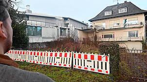 Dieses Gebäude in der Seestraße soll abgerissen werden. An seiner Stelle soll eine weitere Yachthafen-Villa mit fünf Wohnungen entstehen.